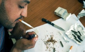 دراسة : تدخين الحشيش مرة واحدة يغير دماغ المراهق