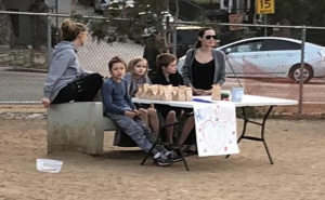 أنجلينا جولي و أطفالها يبيعون أطعمة الكلاب بحديقة الحيوان !