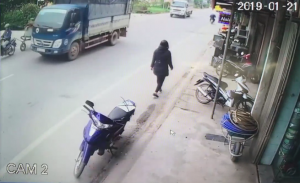 شابة فيتنامية تنجو بأعجوبة من اصطدام خطر دون أي أذى ( فيديو )