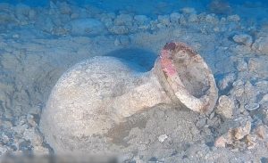 غطاسون يكتشفون فخار بقاع البحر المتوسط يعود لألفي عام