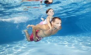 تدريبات على السباحة في تركيا لأطفال بعمر الشهرين