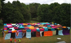 جامعة بريطانية تحطم رقماً قياسياً بأكبر خيمة من البطانيات في العالم ( فيديو )