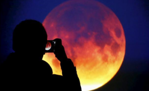 أمريكا : شرطة فلوريدا تدهس شخصين كانا يستمتعان بمشاهدة القمر الدموي !