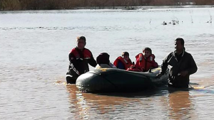 تركيا : إنقاذ عائلة سورية على متن جرار من مصير مأساوي كادت أن تلاقيه بسبب الفيضانات !