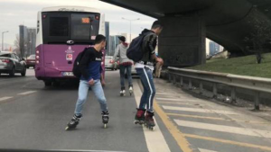 انتقادات و انتشار واسع لمقطع مصور يظهر متزلجين سوريين وسط طريق سريع مزدحم في اسطنبول ! ( فيديو )