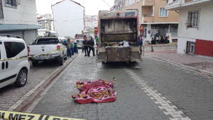 ” البقعة العمياء ” .. شاحنة قمامة تنـ. ـهي حيـ| ة سيدة سورية في اسطنبول ( فيديو )