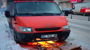 طريقة فريدة من نوعها لـ ” تسخين السيارة ” و تشغيلها في الأجواء شديدة البرودة ! ( فيديو )