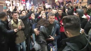 سوري يتقدم بطلب الزواج من صديقته خلال الدقائق الأولى من العام الجديد وسط أشهر شارع في تركيا ( فيديو )