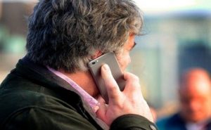 الصحة العالمية تحذر من مخاطر الهواتف الذكية على السمع