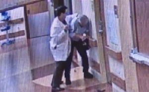 طبيب أمريكي يعتدي بالضرب على مرافق مريض ( فيديو )