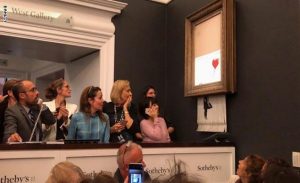 بعد أن تمزقت فجأة أمام الحضور .. متحف ألماني يعيد عرض لوحة ” بانكسي “