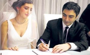 لماذا يطالب الممثل التركي نجاتي شاشماز زوجته بتعويض قدره 10 ملايين ليرة تركية ؟