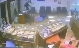 سطو مسلح مرعب على محل مجوهرات في مصر ( فيديو )