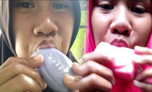 أندونيسية تتحول لنجمة على الإنترنت بأكل ألواح الصابون ! ( فيديو )