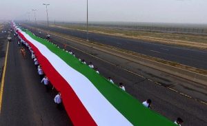 الكويت تدخل ” موسوعة غينيس “ بأطول علم في العالم ( فيديو )