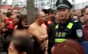 امرأة صينية تذل زوجها و عشيقته بعد ضبطهما بالجرم المشهود