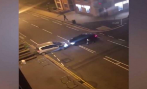 صدام سيارات و دهس .. معركة ” مجنونة ” في أحد شوارع مانشستر ! ( فيديو )