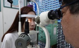 امرأة تايوانية تصاب بـ 500 ثقب في قرنية عينها بسبب الهاتف !