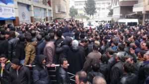 تركيا : الشرطة تفرق آلاف السوريين المتجمهرين أمام مبنى جمعية للاجئين بعد انتشار شائعة عن ” إعادة التوطين في أوروبا ” ( فيديو )