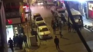 اسطنبول : استخدمت فيها ” سكاكين الشاورما ” .. مشاجرة بين سوريين تحول شارعاً إلى ” ساحة حرب ” ! ( فيديو )