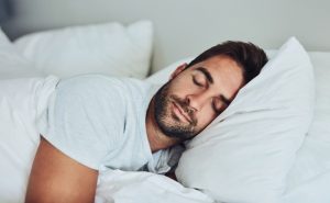 إذا كنت تحب النوم كثيراً في عطلتك الأسبوعية فهذا قد يسبب لك الكثير من الأمراض !