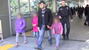 تركيا : اعتقا ل أب ترك بناته الصغار على سكة مترو معرضاً حياتهم للخطر ! ( فيديو )