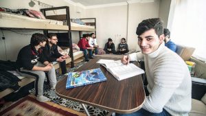 تركيا : صحيفة تسلط الضوء على شاب سوري أتقن اللغة التركية بمفرده و نال الدرجة الأولى في مدرسته متفوقاً على الأتراك ( فيديو )
