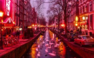 هولندا : دعوات لإصلاح شارع الفوانيس الحمراء بأمستردام