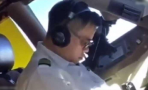 طيار ينام داخل قمرة قيادة طائرة أثناء تحليقها و يثير الجدل ( فيديو )