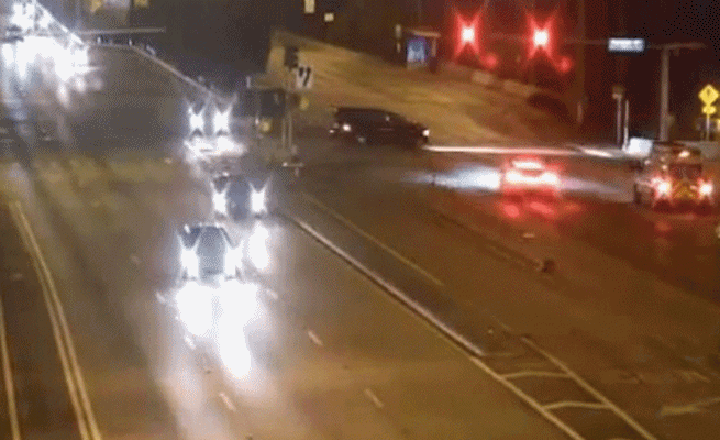 أمريكا : سيارة ” تسلا ” تقطع الإشارة بسرعة 205 كيلو متر و تصدم أخرى ( فيديو )