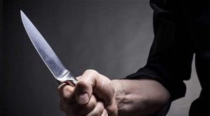 الإمارات : آسيوي صدم صديقة آخر بدراجة هوائية يتعرض لـ 6 طعنات بالسكين