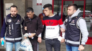 تركيا : اعتقال سوريين ضبطت بحوزتهما آلاف من الدولارات المزورة في هذه المدينة ( فيديو )