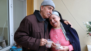 قصة حب جميلة .. سبعيني تركي يتزوج بسبعينية سورية ( فيديو )