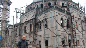 تركيا : مختار يعرض مسجداً للبيع بعد وعود كاذبة لسنوات من قبل المرشحين للانتخابات لإتمام بنائه ! ( فيديو )