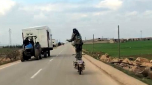 وسائل إعلام تركية تتداول على نحو واسع مقطعاً مصوراً لشاب في سوريا يقود دراجته بطريقة خطيرة ( فيديو )