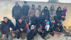 ” الأسود ” .. وسائل إعلام تركية : إلقاء القبض على مهرب يمتلك سجلاً حافلاً و برفقته 19 لاجئاً سورياً مهرباً