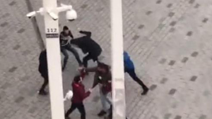انتشار واسع لمقطع مصور يظهر موظفين في شركة نقل و هم يمطرون سائحاً عربياً بلكمات و ركلات في اسطنبول ! ( فيديو )