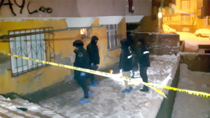 اسطنبول : مقنعون يقتحمون منزل عائلة سورية و يطلقون النار على رأس أحد أفرادها وسط ظروف غامضة ! ( فيديو )