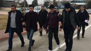 تركيا : عصابة تداهم منزل سوريين بالبنادق و الكلاب و تزعم أنها من الشرطة ثم تسرقهم !