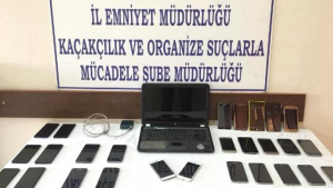 تركيا : اعتقال سوريين يبيعون ” هواتف مهر بة ” في هذه المدينة ( فيديو )
