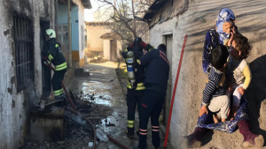 حريق يأتي على منزل عائلة سورية في تركيا .. و وسائل إعلام تركية ترصد حسرة و بكاء ربة المنزل بعد الحادثة ( فيديو )