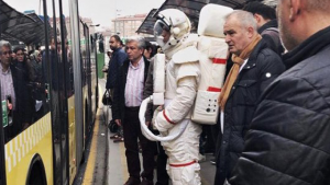 انتشار واسع لمقطع مصور يظهر ” رائد فضاء ” يتجول في شوارع اسطنبول ! ( فيديو )