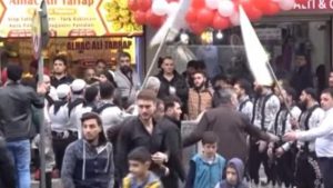 اسطنبول : غضب بسبب افتتاح محل بـ ” النشيد و الأعلام السورية ” .. هذا ما فعلته الشرطة و هكذا كان رد فعل بعض الأتراك ! ( فيديو )