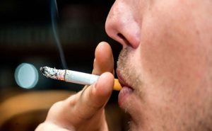 باحثون : التدخين لا يزيد من خطر الإصابة بالزهايمر !