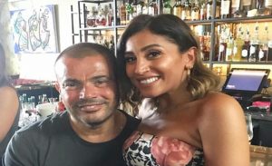 النجم المصري عمرو دياب يحتفل مع دينا الشربيني بعيد ميلادها ( فيديو )