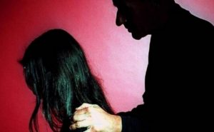 الكويت : مصري يتحرش بطفلة .. و هكذا نجت من الاغتصاب