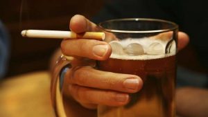 باحثون : الجمع بين التدخين و الكحول يدمر الدماغ