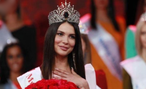 صورة تفضح ملكة جمال روسية و تجردها من اللقب