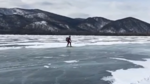 روسي يتزلج بسرعة خيالية على بحيرة متجمدة ( فيديو )