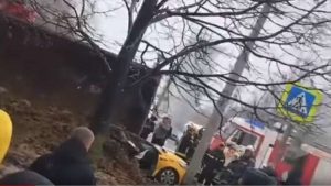 روسيا : شاحنة تسحق سيارة و تقتل من فيها ( فيديو )